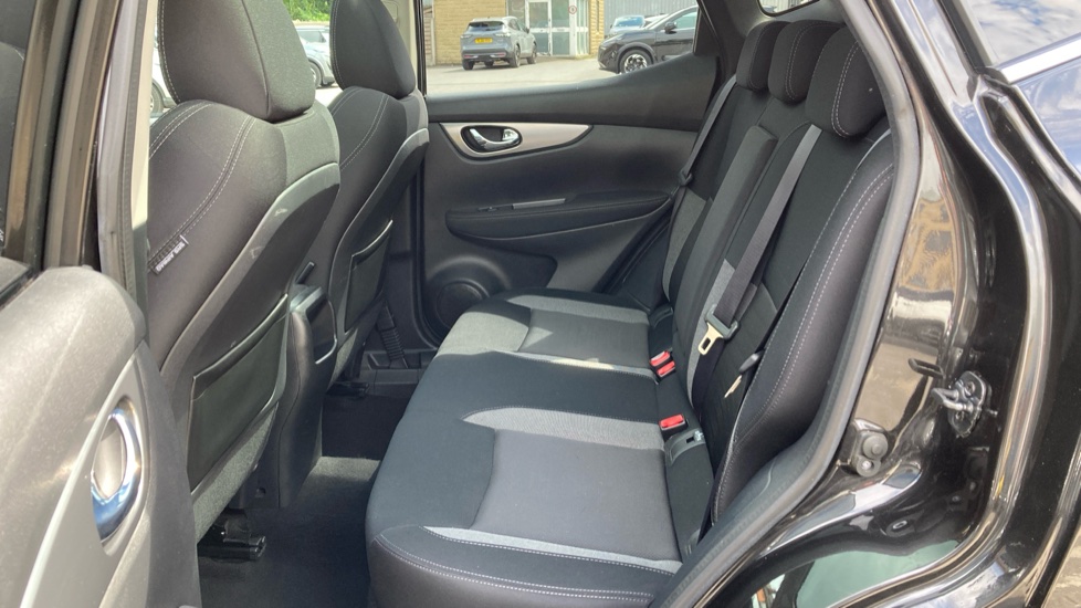 Nissan Qashqai 1.5 dCi N-Connecta 5dr Diesel Hatchback - Image 16