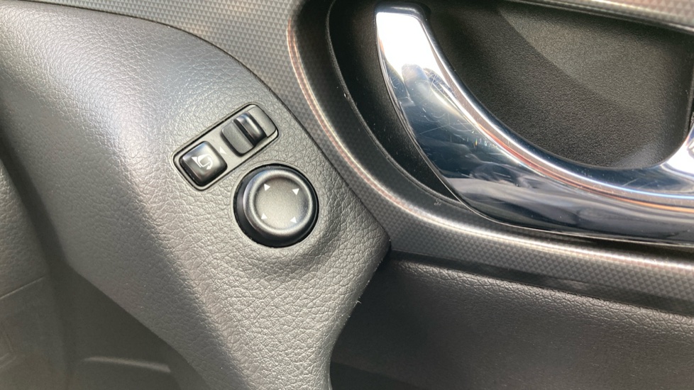 Nissan Qashqai 1.5 dCi N-Connecta 5dr Diesel Hatchback - Image 27