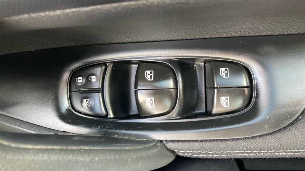 Nissan Qashqai 1.5 dCi N-Connecta 5dr Diesel Hatchback - Image 28