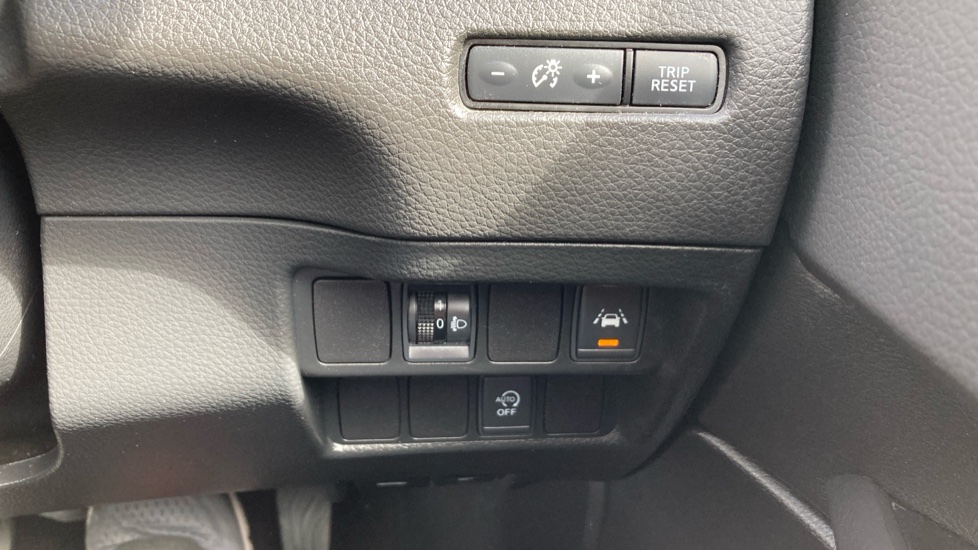 Nissan Qashqai 1.5 dCi N-Connecta 5dr Diesel Hatchback - Image 29