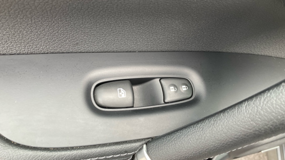 Nissan Qashqai 1.5 dCi Tekna 5dr Diesel Hatchback - Image 21