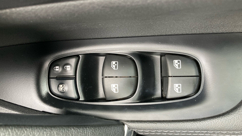 Nissan Qashqai 1.5 dCi Tekna 5dr Diesel Hatchback - Image 32