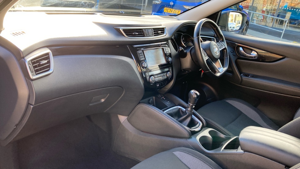 Nissan Qashqai 1.3 DiG-T Acenta Premium 5dr Petrol Hatchback - Image 9