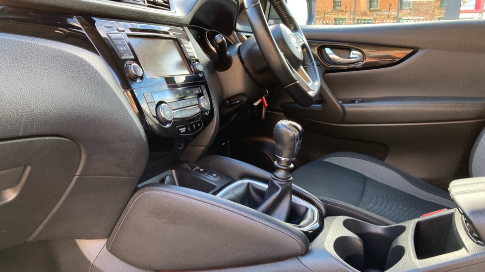 Nissan Qashqai 1.3 DiG-T Acenta Premium 5dr Petrol Hatchback - Image 13