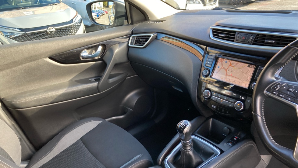 Nissan Qashqai 1.3 DiG-T Acenta Premium 5dr Petrol Hatchback - Image 14