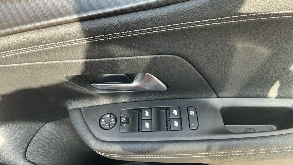 Vauxhall Mokka 100kW Ultimate 50kWh 5dr Auto Electric Hatchback - Image 29