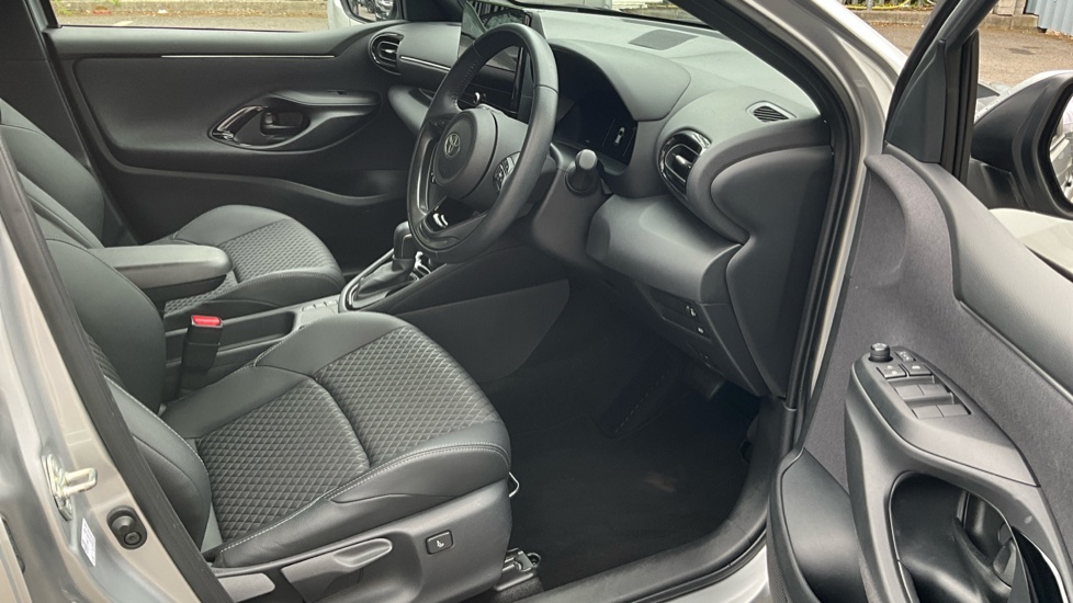 Toyota Yaris 1.5 Hybrid Excel 5dr CVT Hybrid Hatchback - Image 38