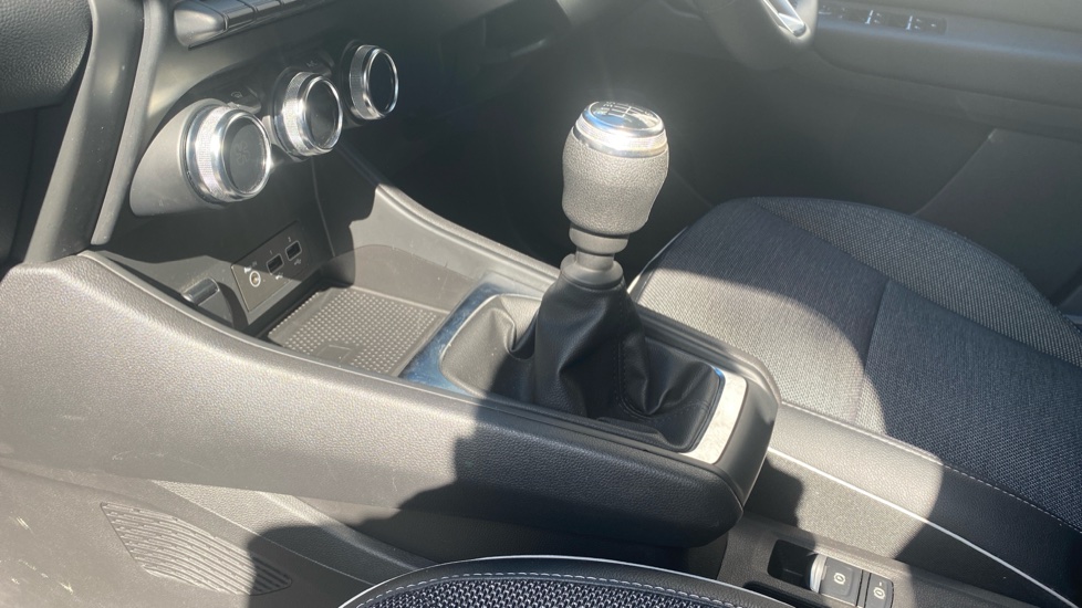 Renault Captur 1.3 TCE 140 SE Edition 5dr Petrol Hatchback - Image 13