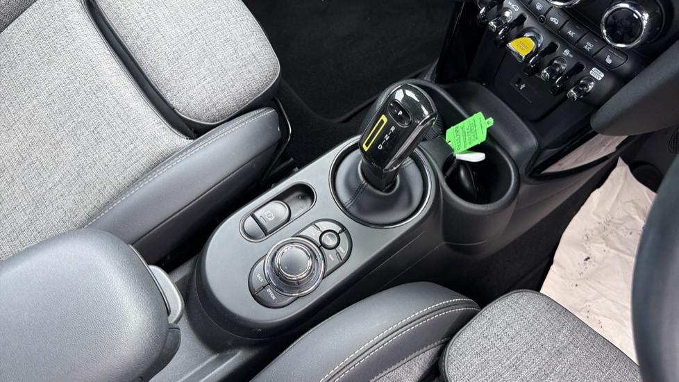 MINI Hatchback 135kW Cooper S Multitone Edition 33kWh 3dr Auto Electric Hatchback - Image 13