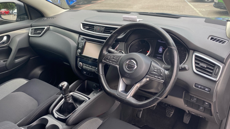 Nissan Qashqai 1.5 dCi N-Connecta 5dr Diesel Hatchback - Image 11