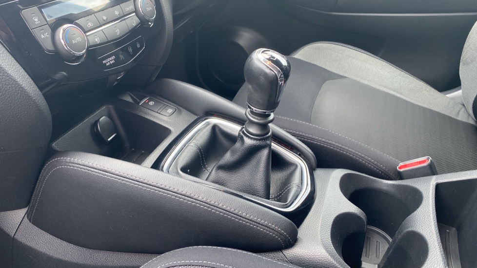 Nissan Qashqai 1.5 dCi N-Connecta 5dr Diesel Hatchback - Image 13