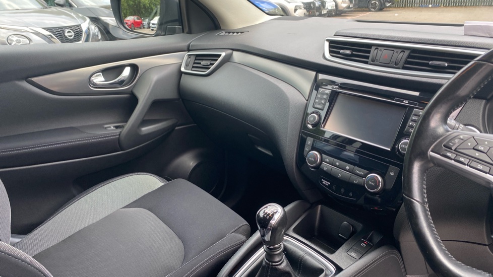 Nissan Qashqai 1.5 dCi N-Connecta 5dr Diesel Hatchback - Image 14