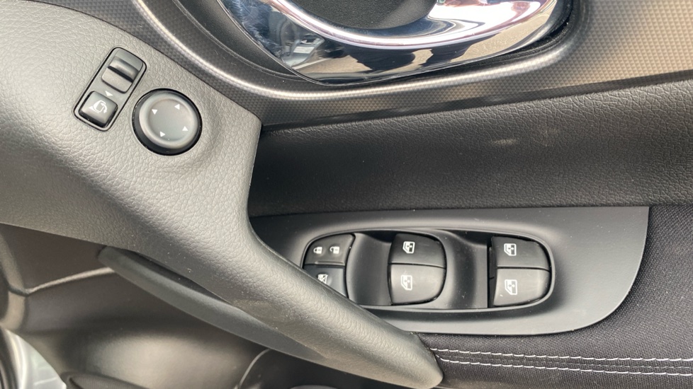 Nissan Qashqai 1.5 dCi N-Connecta 5dr Diesel Hatchback - Image 27