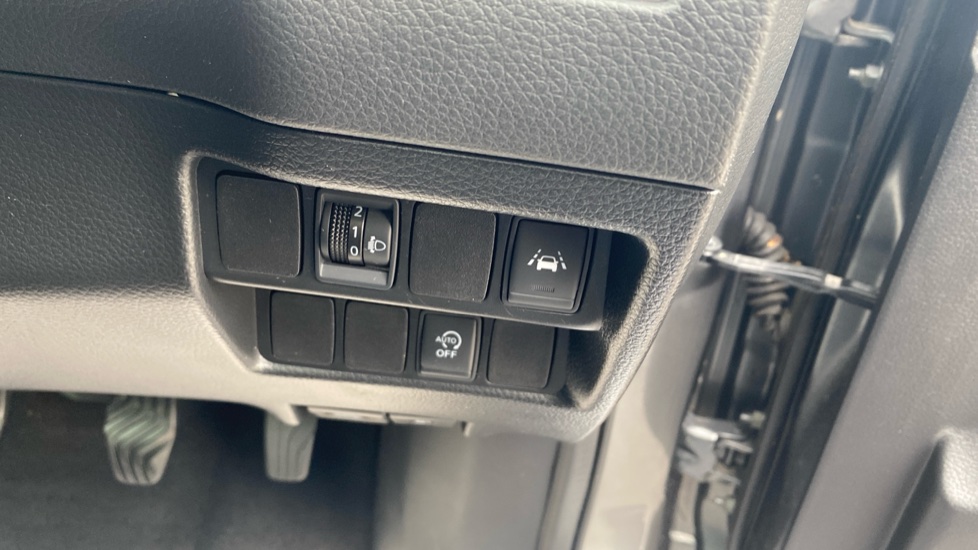 Nissan Qashqai 1.5 dCi N-Connecta 5dr Diesel Hatchback - Image 28