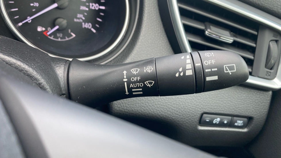 Nissan Qashqai 1.5 dCi N-Connecta 5dr Diesel Hatchback - Image 35