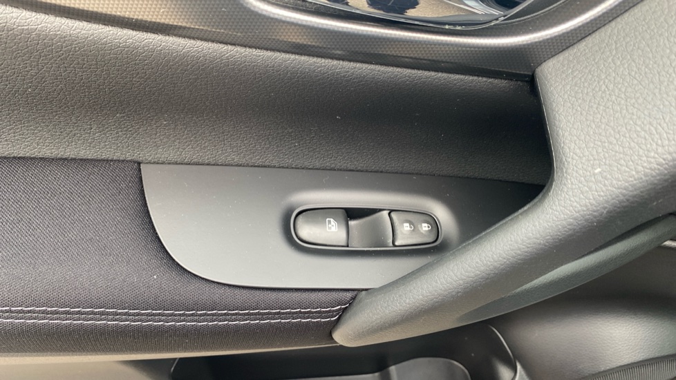 Nissan Qashqai 1.5 dCi N-Connecta 5dr Diesel Hatchback - Image 41