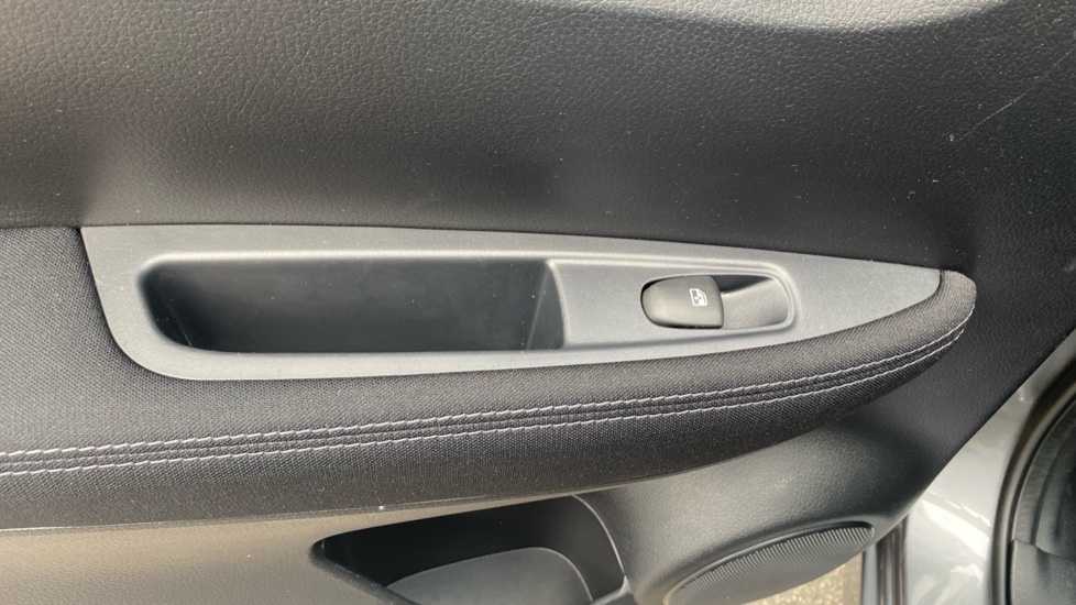 Nissan Qashqai 1.5 dCi N-Connecta 5dr Diesel Hatchback - Image 44