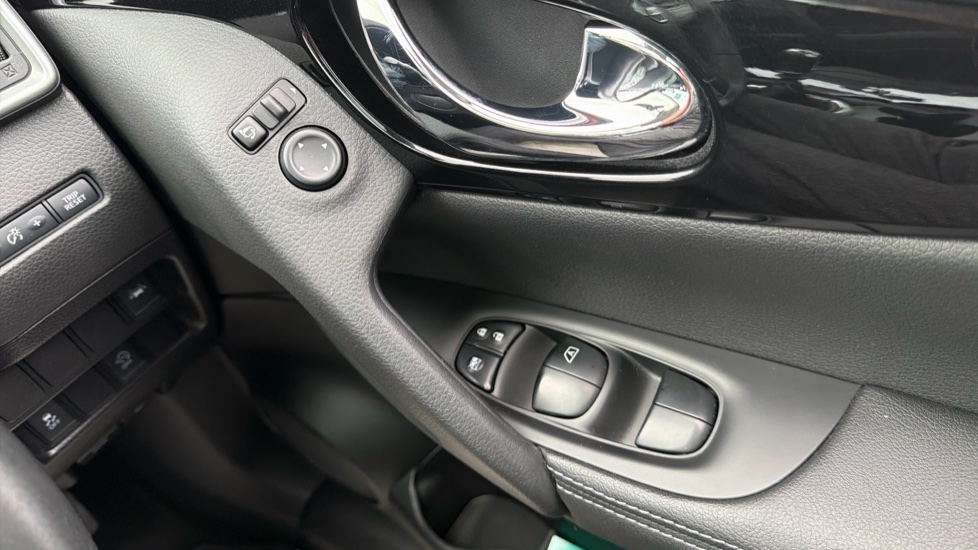 Nissan Qashqai 1.5 dCi Tekna 5dr Diesel Hatchback - Image 21