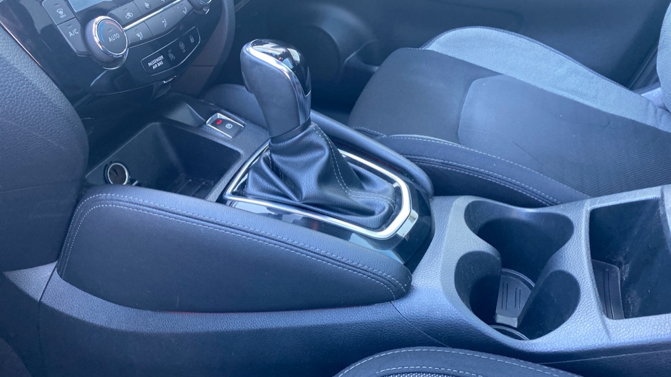 Nissan Qashqai 1.2 DiG-T N-Connecta 5dr Xtronic Petrol Hatchback - Image 13