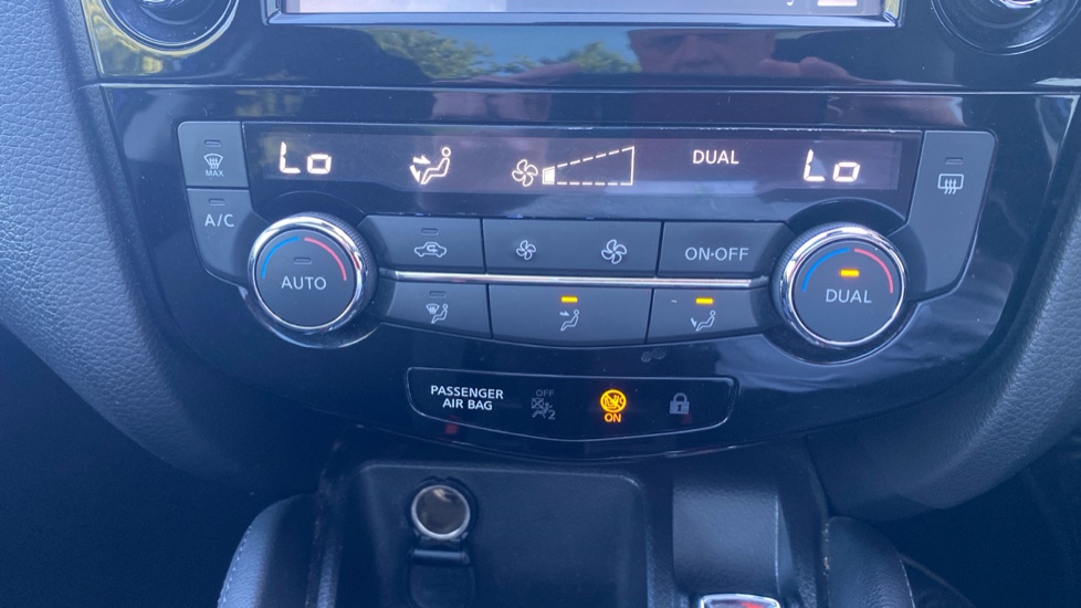 Nissan Qashqai 1.2 DiG-T N-Connecta 5dr Xtronic Petrol Hatchback - Image 26