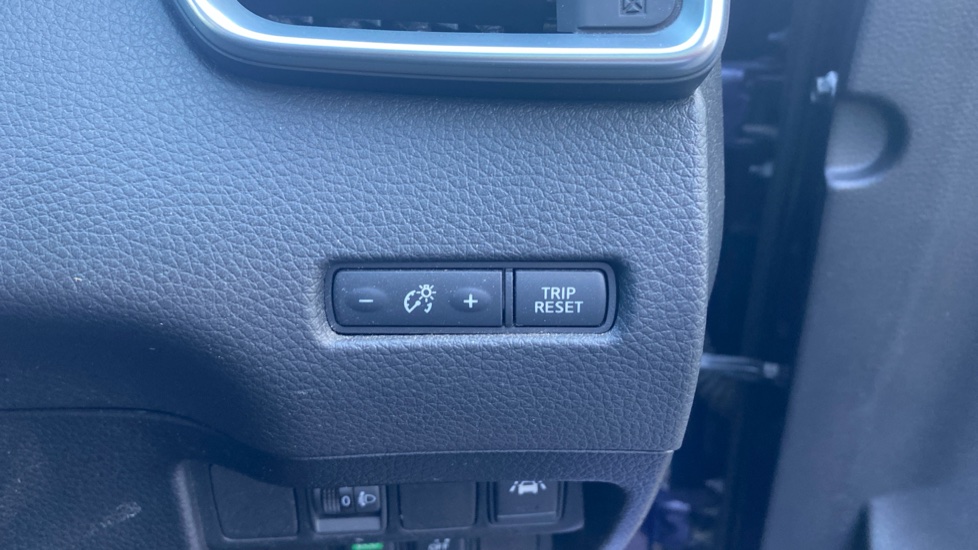 Nissan Qashqai 1.2 DiG-T N-Connecta 5dr Xtronic Petrol Hatchback - Image 29