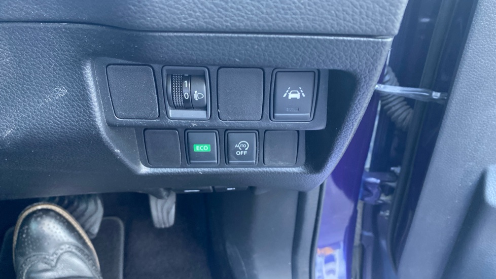 Nissan Qashqai 1.2 DiG-T N-Connecta 5dr Xtronic Petrol Hatchback - Image 30