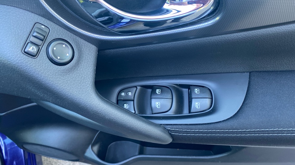 Nissan Qashqai 1.2 DiG-T N-Connecta 5dr Xtronic Petrol Hatchback - Image 31