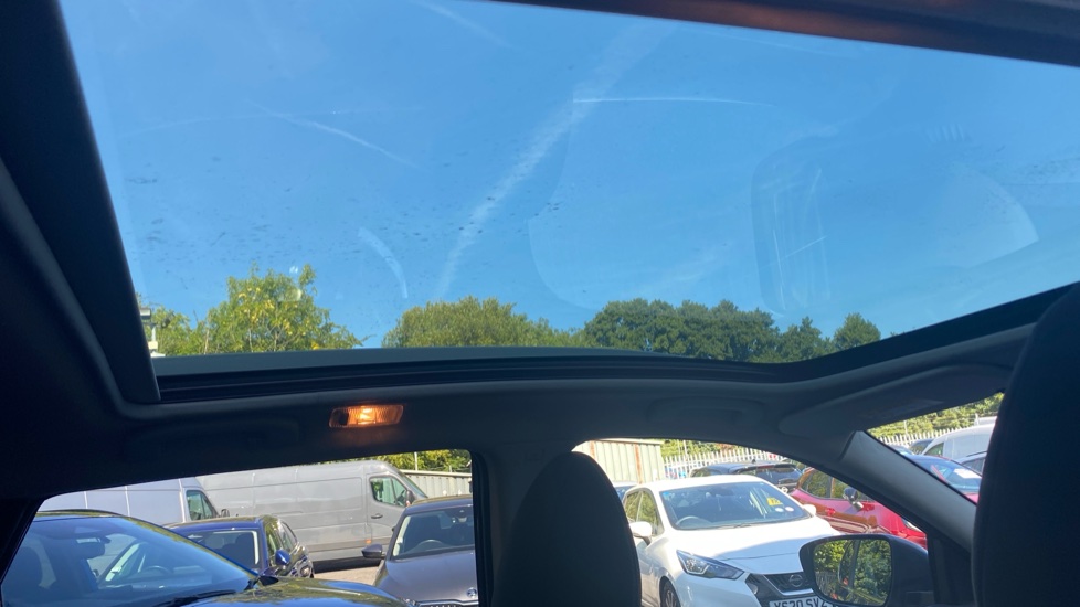 Nissan Qashqai 1.2 DiG-T N-Connecta 5dr Xtronic Petrol Hatchback - Image 35