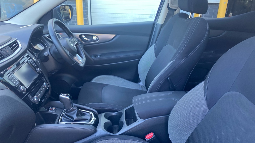 Nissan Qashqai 1.2 DiG-T N-Connecta 5dr Xtronic Petrol Hatchback - Image 40
