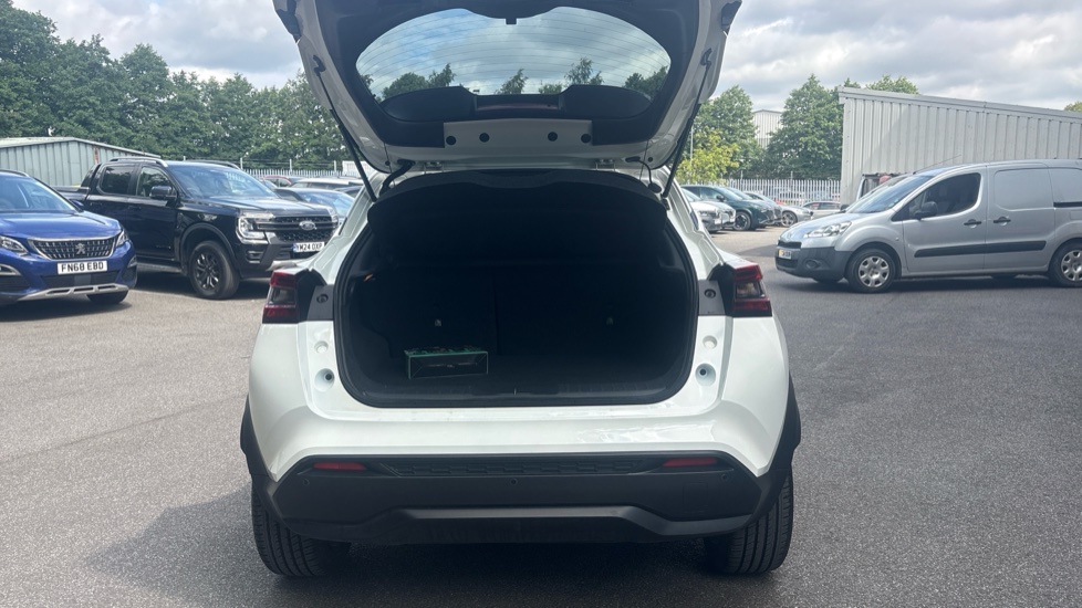 Nissan Juke 1.0 DiG-T 114 Tekna 5dr DCT Petrol Hatchback - Image 4