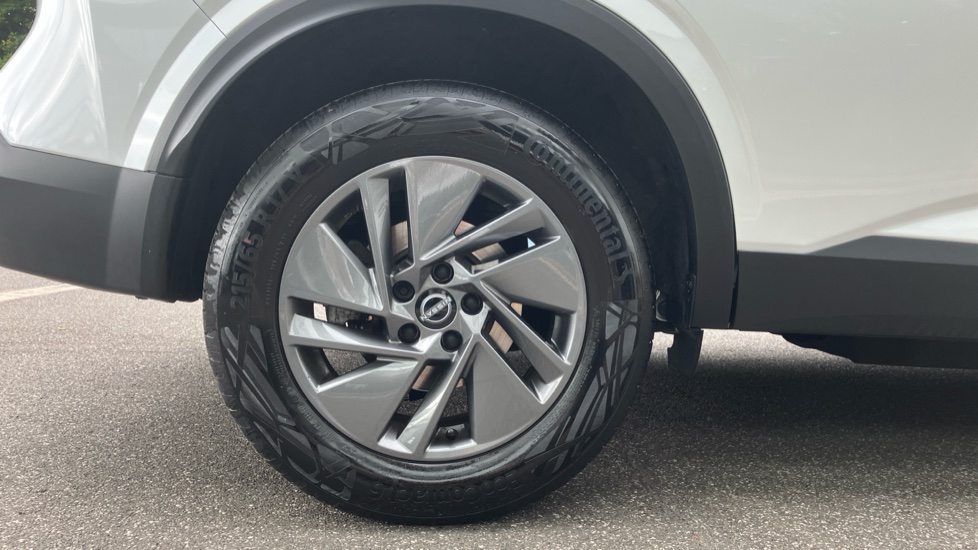 Nissan Qashqai 1.3 DiG-T MH Acenta Premium 5dr Petrol Hatchback - Image 7
