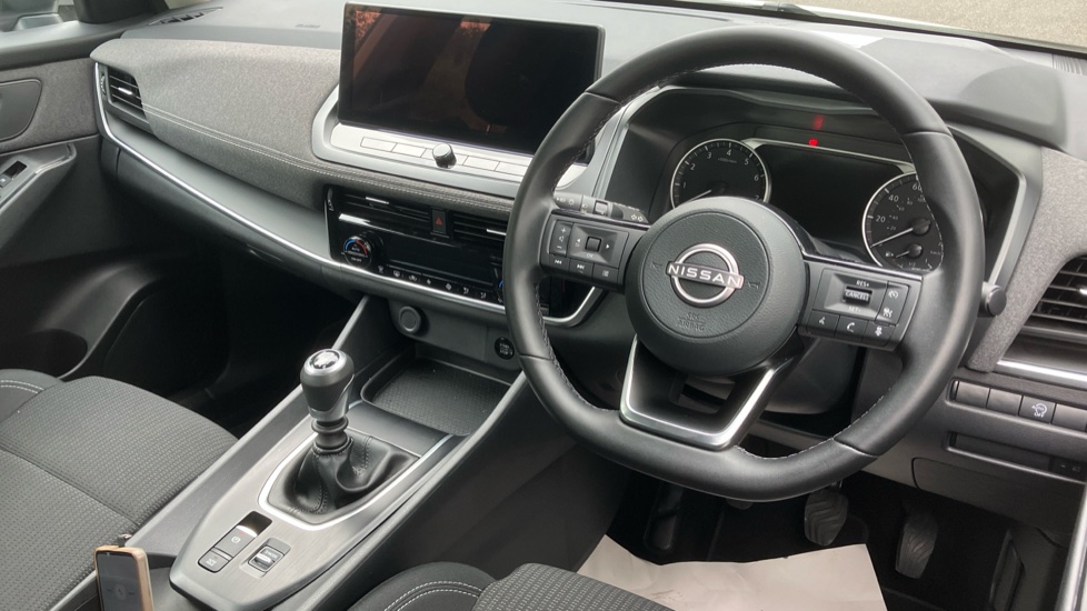Nissan Qashqai 1.3 DiG-T MH Acenta Premium 5dr Petrol Hatchback - Image 11