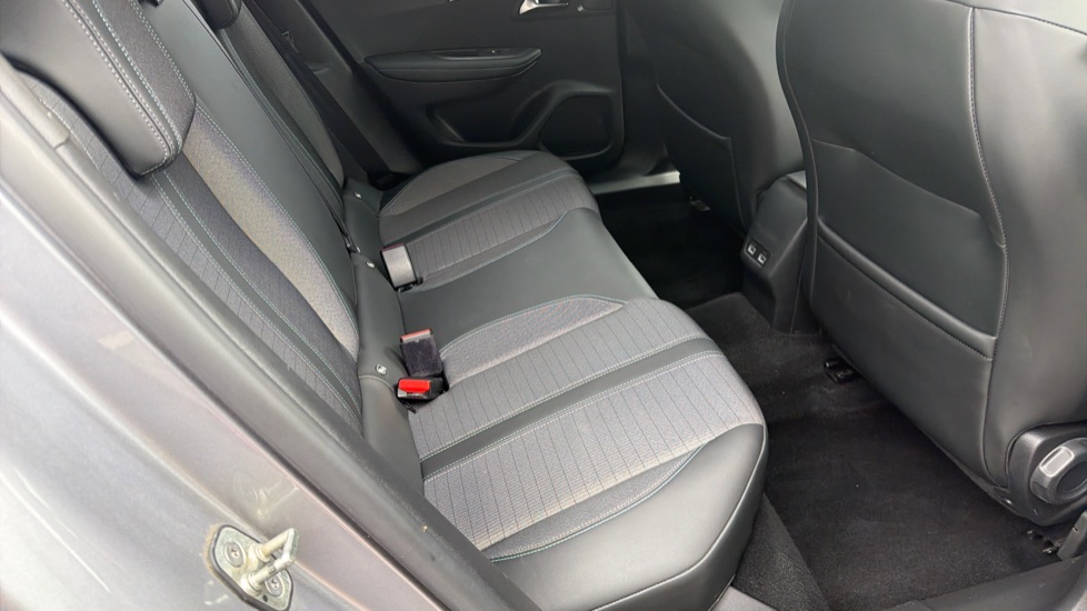 Peugeot 2008 1.2 PureTech 130 Allure Premium 5dr Petrol Estate - Image 16