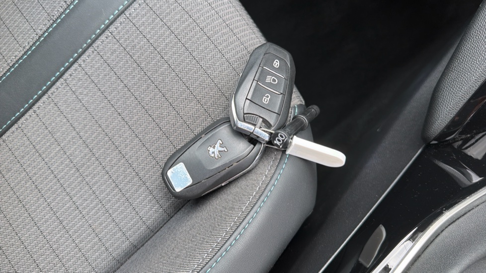 Peugeot 2008 1.2 PureTech 130 Allure Premium 5dr Petrol Estate - Image 20