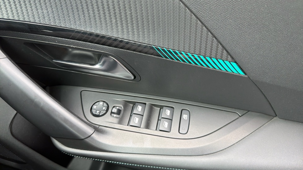 Peugeot 2008 1.2 PureTech 130 Allure Premium 5dr Petrol Estate - Image 21