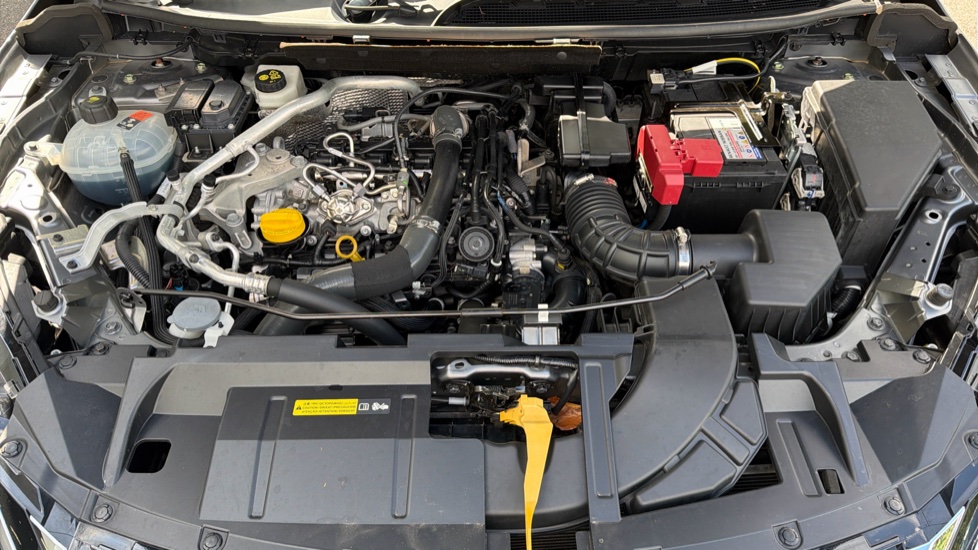 Nissan Qashqai 1.3 DiG-T MH N-Connecta 5dr Petrol Hatchback - Image 8