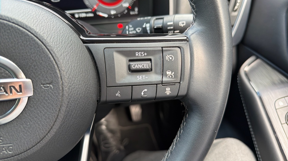 Nissan Qashqai 1.3 DiG-T MH N-Connecta 5dr Petrol Hatchback - Image 23