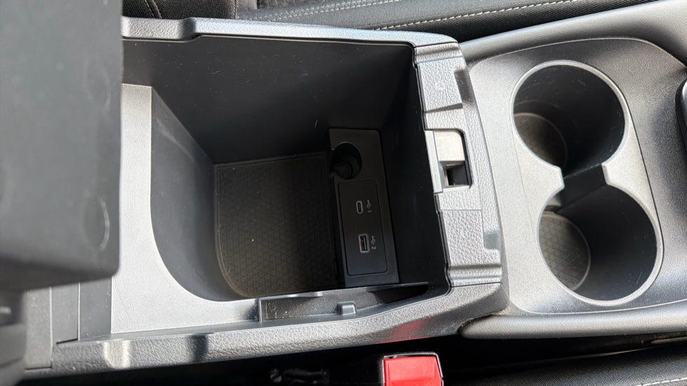 Nissan Qashqai 1.3 DiG-T MH N-Connecta 5dr Petrol Hatchback - Image 32
