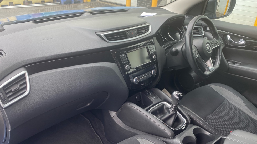 Nissan Qashqai 1.3 DiG-T Acenta Premium 5dr Petrol Hatchback - Image 9
