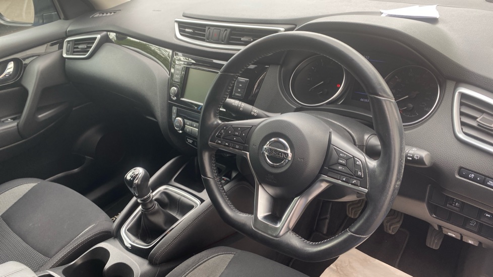 Nissan Qashqai 1.3 DiG-T Acenta Premium 5dr Petrol Hatchback - Image 11