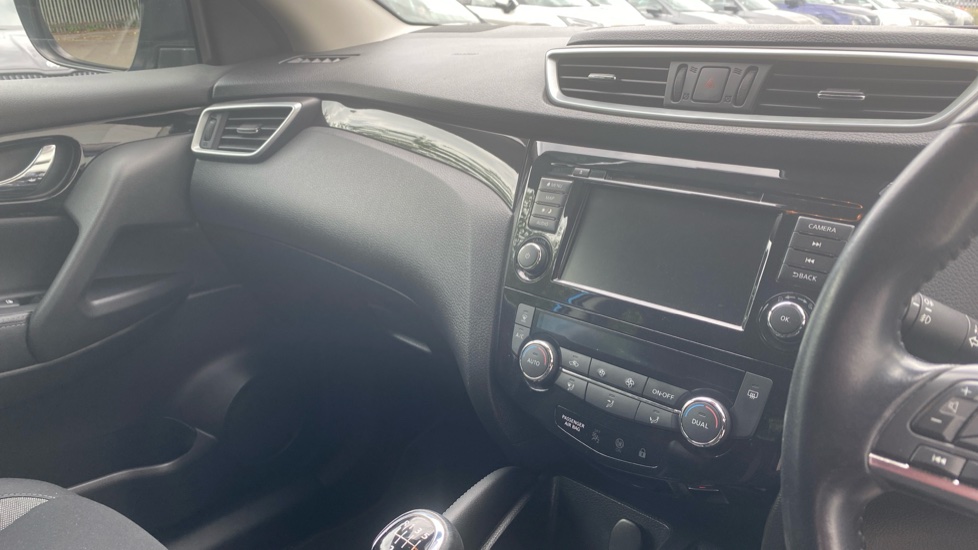 Nissan Qashqai 1.3 DiG-T Acenta Premium 5dr Petrol Hatchback - Image 14