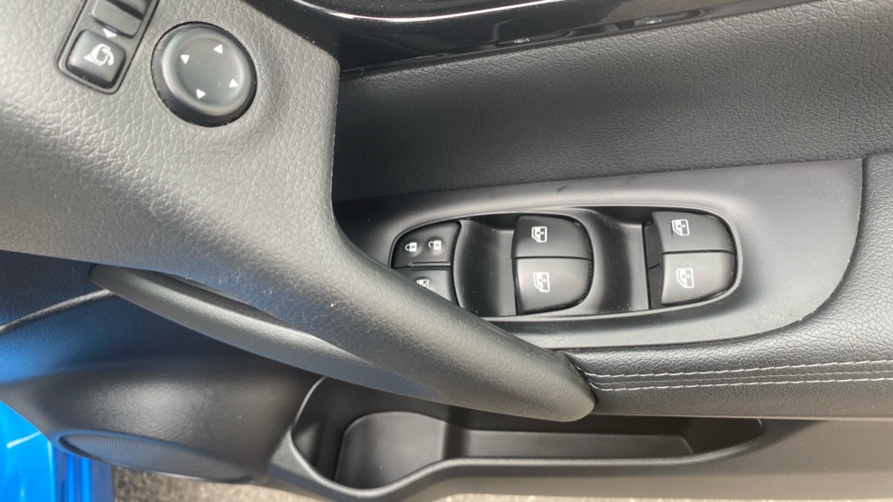 Nissan Qashqai 1.3 DiG-T Acenta Premium 5dr Petrol Hatchback - Image 32