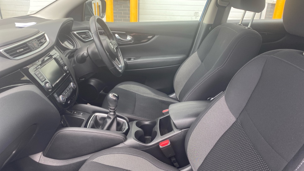 Nissan Qashqai 1.3 DiG-T Acenta Premium 5dr Petrol Hatchback - Image 40