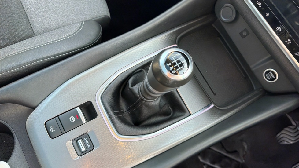 Nissan Qashqai 1.3 DiG-T MH N-Connecta 5dr Petrol Hatchback - Image 13