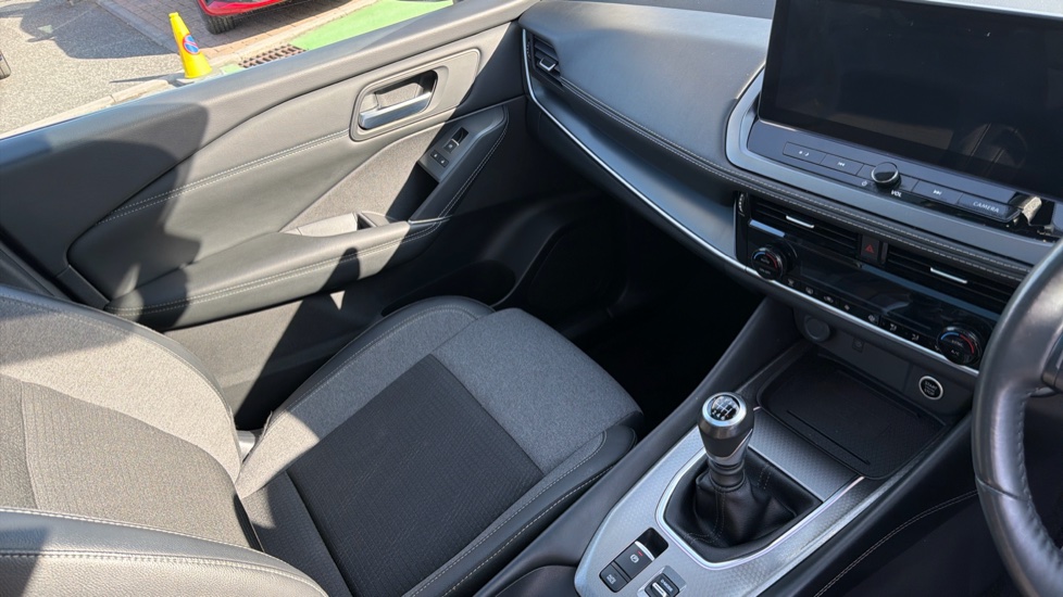 Nissan Qashqai 1.3 DiG-T MH N-Connecta 5dr Petrol Hatchback - Image 14