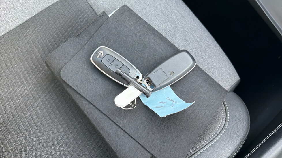 Nissan Qashqai 1.3 DiG-T MH N-Connecta 5dr Petrol Hatchback - Image 20