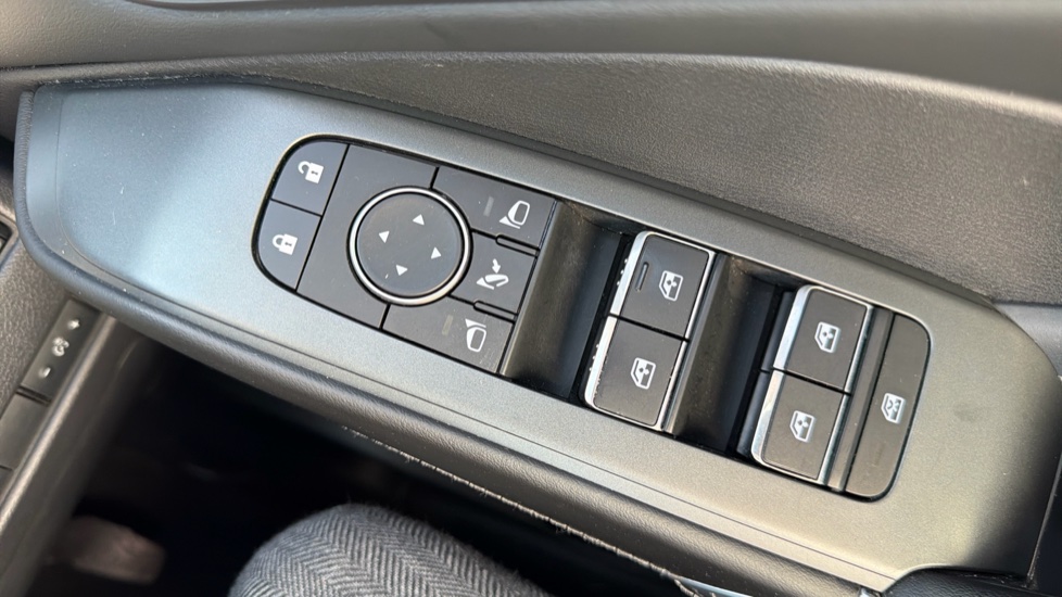 Nissan Qashqai 1.3 DiG-T MH N-Connecta 5dr Petrol Hatchback - Image 23