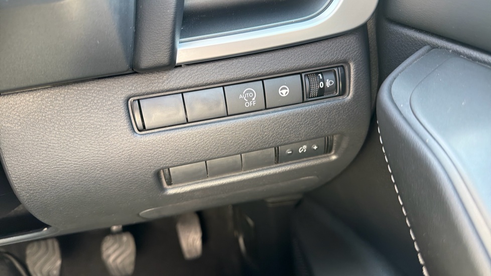 Nissan Qashqai 1.3 DiG-T MH N-Connecta 5dr Petrol Hatchback - Image 24