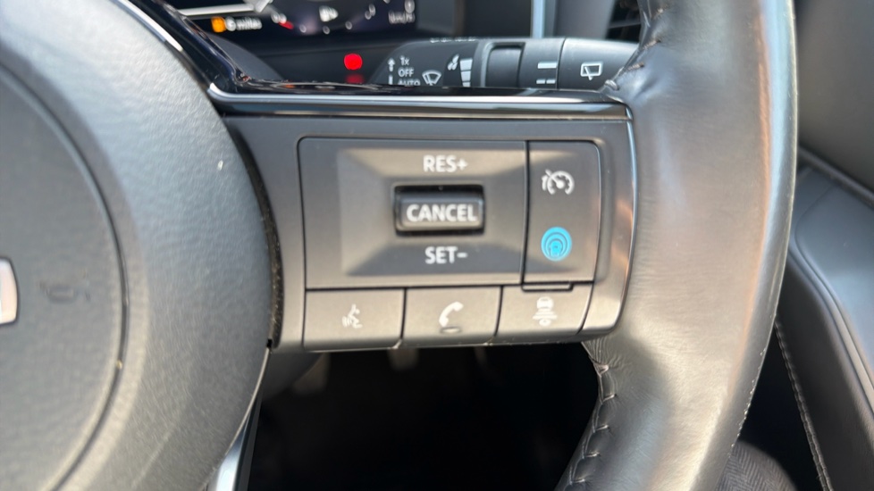 Nissan Qashqai 1.3 DiG-T MH N-Connecta 5dr Petrol Hatchback - Image 25