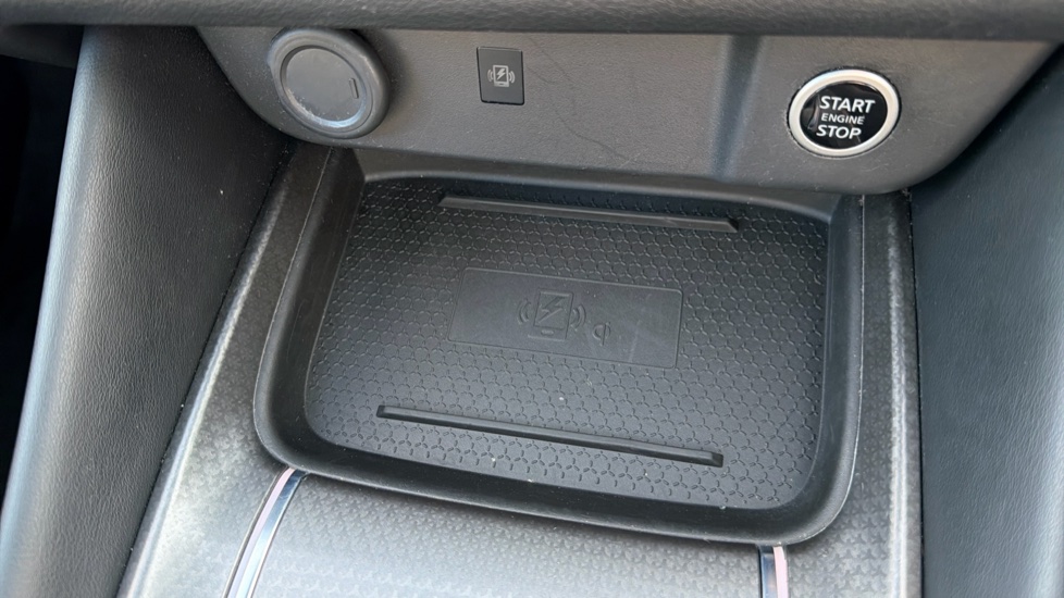 Nissan Qashqai 1.3 DiG-T MH N-Connecta 5dr Petrol Hatchback - Image 31